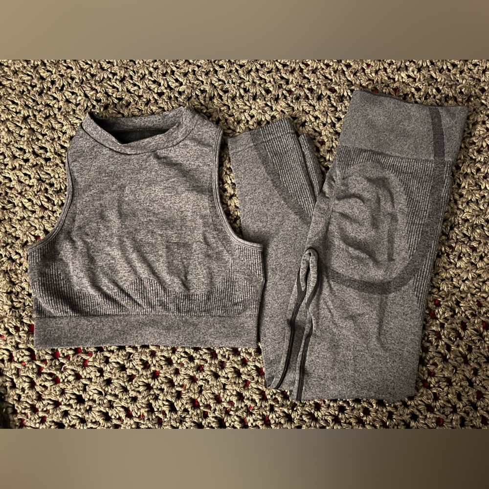 Grey sportswear set - crop top and leggings #activewear